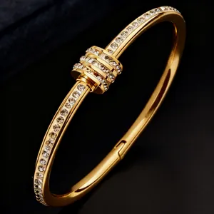 Bracelet élégant en acier inoxydable doré avec incrustation de zircon et boucle