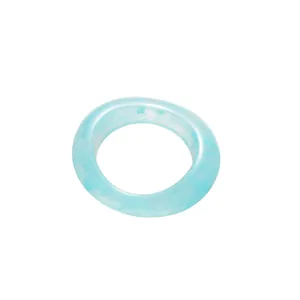 Elegante bracciale rigido in resina marmorizzata azzurro con design geometrico