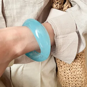 Vista dettagliata di un bracciale in resina blu traslucido con design geometrico unico
