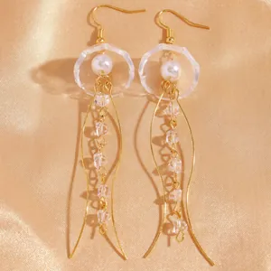 Vue macro détaillée d'élégantes boucles d'oreilles méduses blanches avec des perles