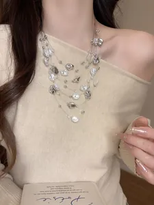 Dettaglio della collana vintage francese multistrato con perle irregolari su modella.