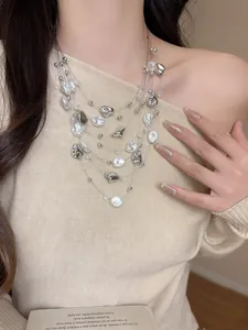 Primo piano della collana multistrato con perle irregolari e perline di cristallo.