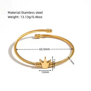 Primo piano dettagliato di un bracciale rigido a corona in acciaio con misure.