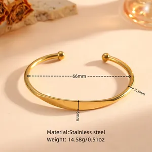 Dettaglio del bracciale rigido in acciaio dorato, diametro 66mm e larghezza 6mm
