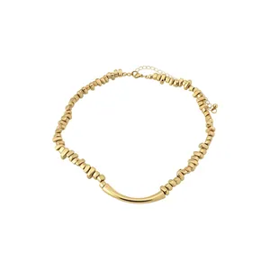 Elegante gouden ketting met onregelmatige kralen en gebogen metalen staaf