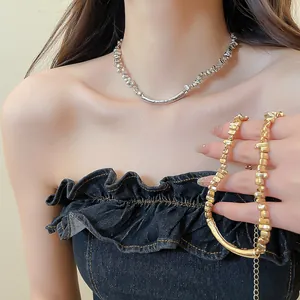 Gedetailleerde close-up van een moderne onregelmatige metalen kralenketting in zilver en goud