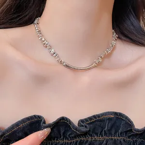 Close-up detail van een minimalistische onregelmatige zilveren geometrische ketting op een model