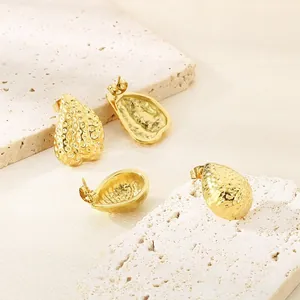 Élégantes boucles d'oreilles en acier inoxydable doré avec des motifs en relief