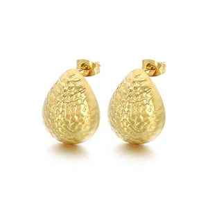Boucles d'oreilles en acier inoxydable doré 18 carats texturées en forme de goutte.