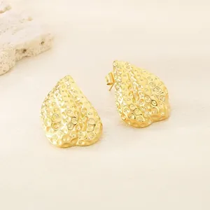 Elegantes pendientes de gota dorados con textura de cráter martillado para mujer