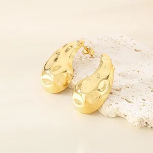 Elegantes pendientes de gota en acero de titanio dorado con textura de relieve martillado