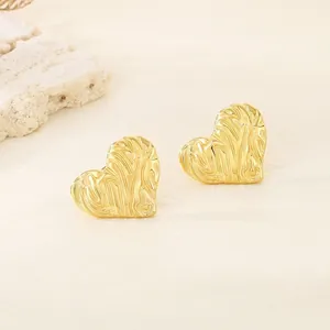 Pendientes de corazón en acero de titanio chapados en oro con elegante diseño en relieve
