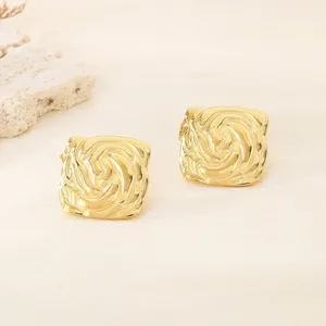 Pendientes de botón cuadrados dorados con elegante relieve de remolino en acero