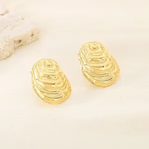 Elegantes pendientes ovalados bañados en oro con relieve texturizado en acero titanio