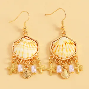 Vue détaillée de boucles d'oreilles bohèmes en coquillage avec étoile de mer et perles