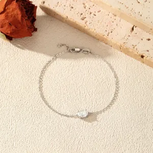 Elegant S925 sterling silver bracelet featuring a sparkling 1-carat moissanite stone