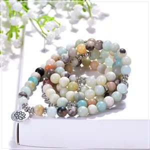 Primo piano di 108 perle Mala in amazzonite multicolore da 8mm con ciondolo loto