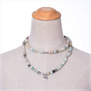 Dettaglio della collana di 108 grani Mala in amazzonite da 8 mm con ciondolo a loto