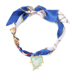 Elegante collana girocollo vintage in seta blu stampata con ciondolo a cuore dorato