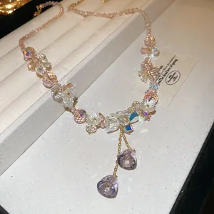 Dettaglio della collana di perline di vetro con ciondoli a forma di fiore di cristallo