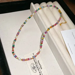 Primo piano di una collana di perle di vetro colorate con perle su un vassoio per gioielli.