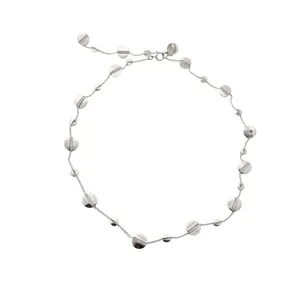 Elegante collana geometrica in argento con ciondoli circolari tempestati di cristalli chic
