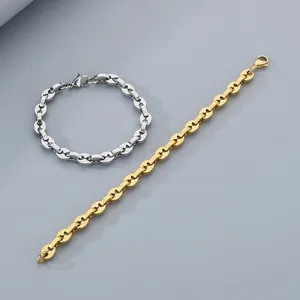 Bracelets en acier inoxydable à maillons grain de café or et argent sur fond gris