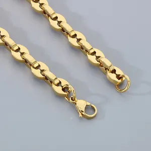 Gros plan détaillé du bracelet à maillons grain de café doré avec fermoir mousqueton