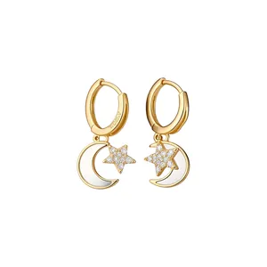 Boucles d'oreilles dorées avec lune en nacre et breloques étoiles serties de zircons
