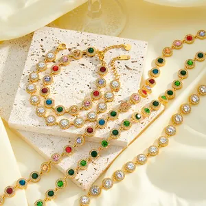 Detalle de collares bañados en oro con circonitas de colores en base de piedra.