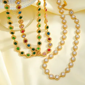 Detalle de collares de acero inoxidable con circonitas multicolores y dijes geométricos