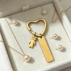 Vue détaillée d'un porte-clés doré en forme de cœur avec pendentif garçon et barre