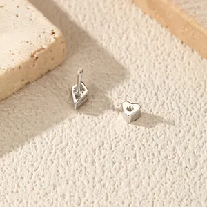 Élégant clou d'oreille cœur en argent sterling S925 avec moissanite et filetage
