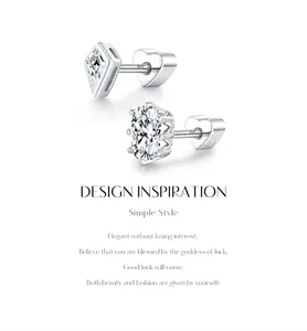 Vue détaillée des boucles d'oreilles Moissanite couleur D en argent S925 à vis cœur