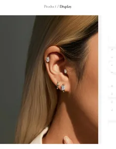 Gros plan d'un ensemble de boucles d'oreilles en argent 925 et moissanite sur modèle