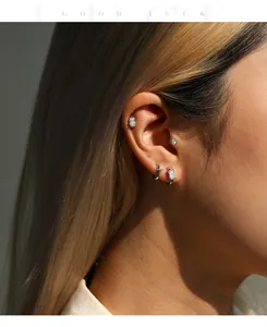 Gros plan de clous d'oreille en argent S925 et moissanite couleur D