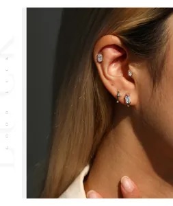 Gros plan de boucles d'oreilles en argent sterling 925 avec moissanite de couleur D