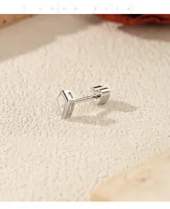 Gros plan d'une boucle d'oreille en argent S925 et moissanite avec fermoir à vis robuste