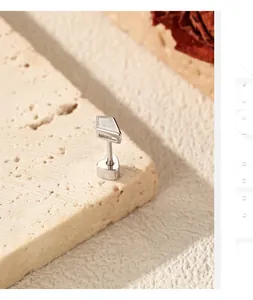 Gros plan d'un clou d'oreille en argent 925 et moissanite avec fermoir à vis en cœur