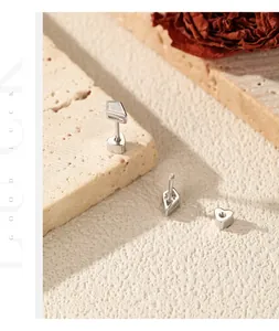 Vue détaillée de clous d'oreilles en argent 925 avec fermoir à vis et motif de cœur