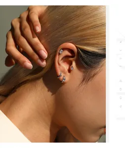 Vue détaillée en gros plan de clous d'oreilles helix en argent et moissanite couleur D