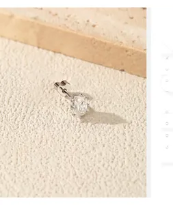 Gros plan d'une boucle d'oreille en argent S925 avec moissanite ovale