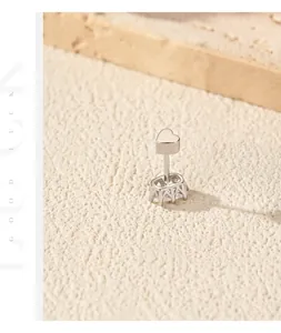 Détail de puce d'oreille cœur en argent 925 avec moissanite et fermoir à vis