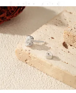 Détail d'un clou d'oreille en moissanite argent S925 avec fermoir à vis en forme de cœur