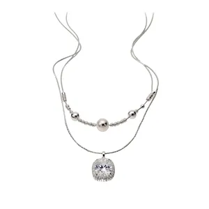 Collana a doppio strato in argento con pendente in zircone quadrato e perle eleganti