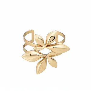 Eleganter goldener doppelreihiger Armreif mit Blattdesign auf weißem Hintergrund