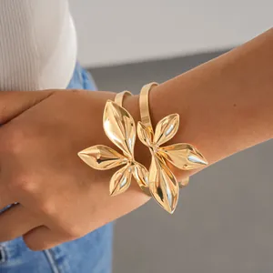 Eleganter goldfarbener offener Armreif mit kunstvollen doppellagigen Blattmotiven für Damen