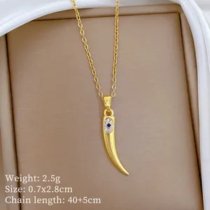 Makroaufnahme der Gold-Horn-Anhänger mit blauem Edelstein und Maßen 0.7x2.8cm