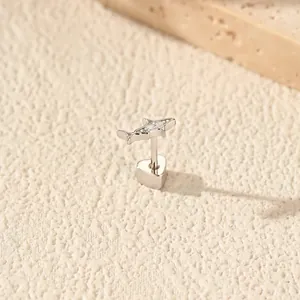 Elegante orecchino a perno squalo in argento S925 con moissanite colore D e chiusura cuore