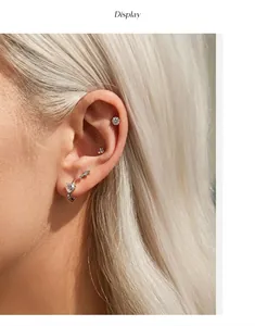 Primer plano de pendientes de plata de ley S925 moissanita con forma de corazón y estrella